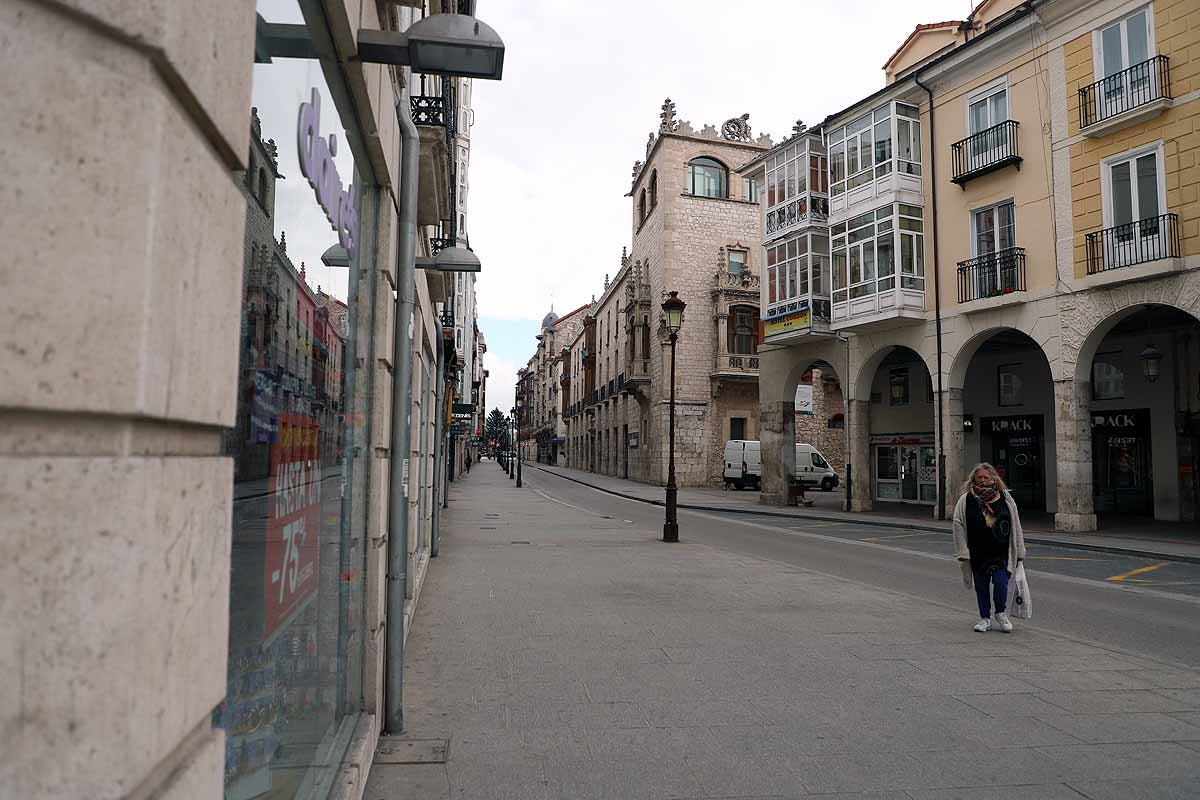 Este lunes, con la suspensión de toda actividad económica no esencial por la crisis sanitaria del coronavirus, el centro de la capital burgalesa presenta una imagen mucho más vacía. Algo a lo que colaboran los termómetros que no suben de 1 grado.