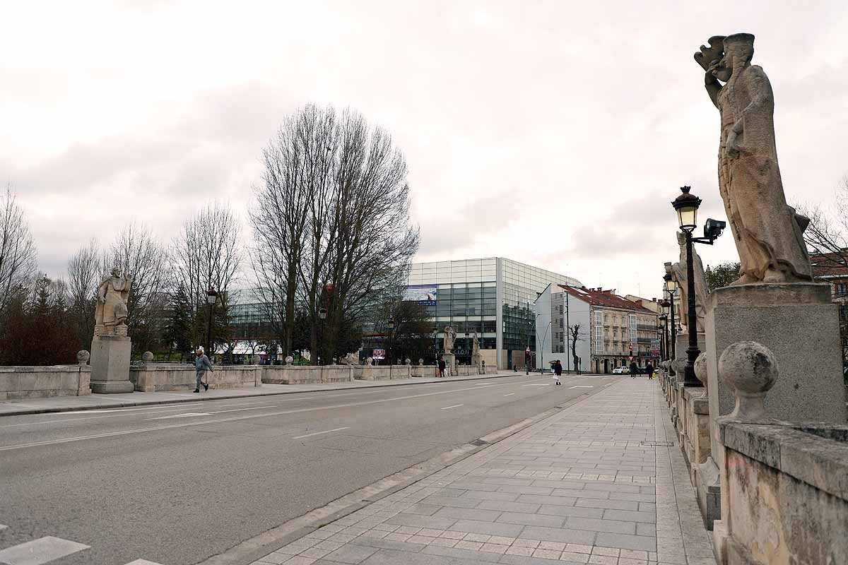 Este lunes, con la suspensión de toda actividad económica no esencial por la crisis sanitaria del coronavirus, el centro de la capital burgalesa presenta una imagen mucho más vacía. Algo a lo que colaboran los termómetros que no suben de 1 grado.