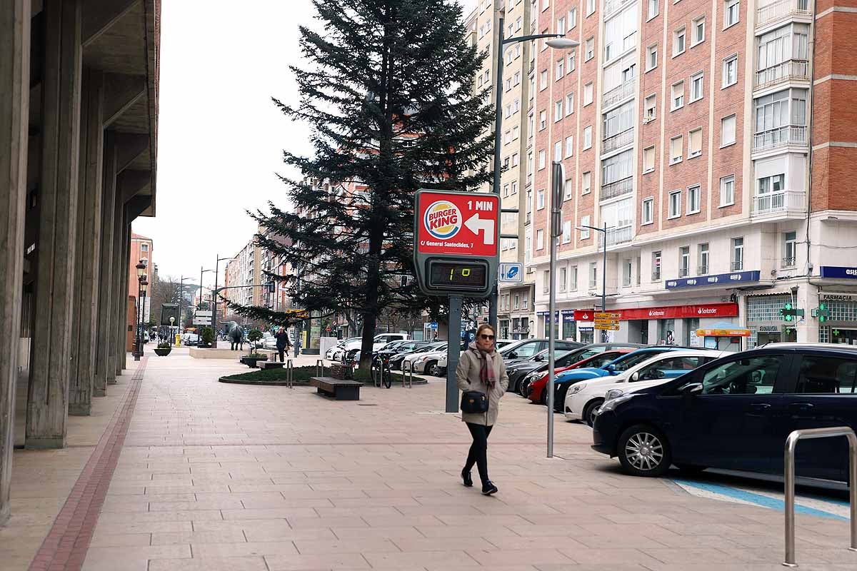 Este lunes, con la suspensión de toda actividad económica no esencial por la crisis sanitaria del coronavirus, el centro de la capital burgalesa presenta una imagen mucho más vacía. Algo a lo que colaboran los termómetros que no suben de 1 grado.