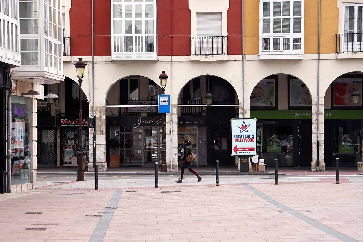 Este lunes, con la suspensión de toda actividad económica no esencial por la crisis sanitaria del coronavirus, el centro de la capital burgalesa presenta una imagen mucho más vacía. Algo a lo que colaboran los termómetros que no suben de 1 grado.