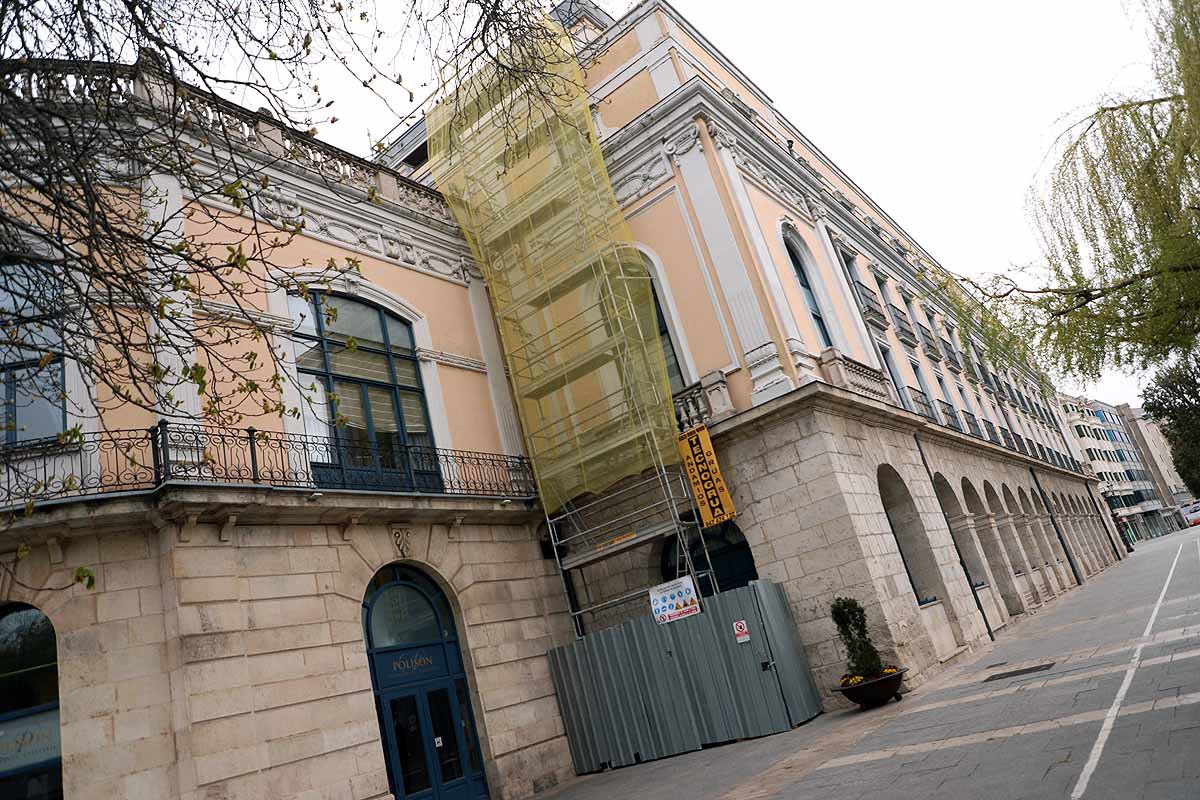 Las obras de la capital permanecen cerradas y la industria reduce su actividad.