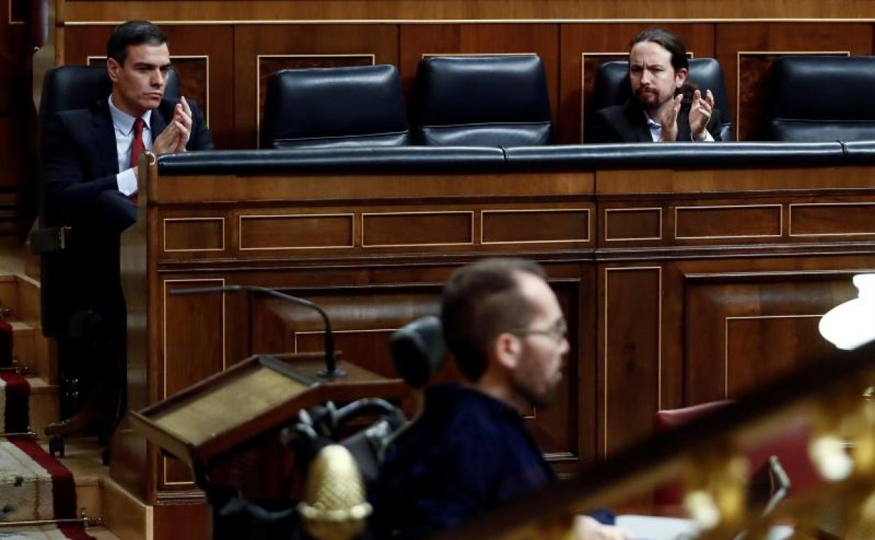 Sánchez e Iglesias aplauden la intervención de Pablo Echenique en el pleno del pasado miércoles. 