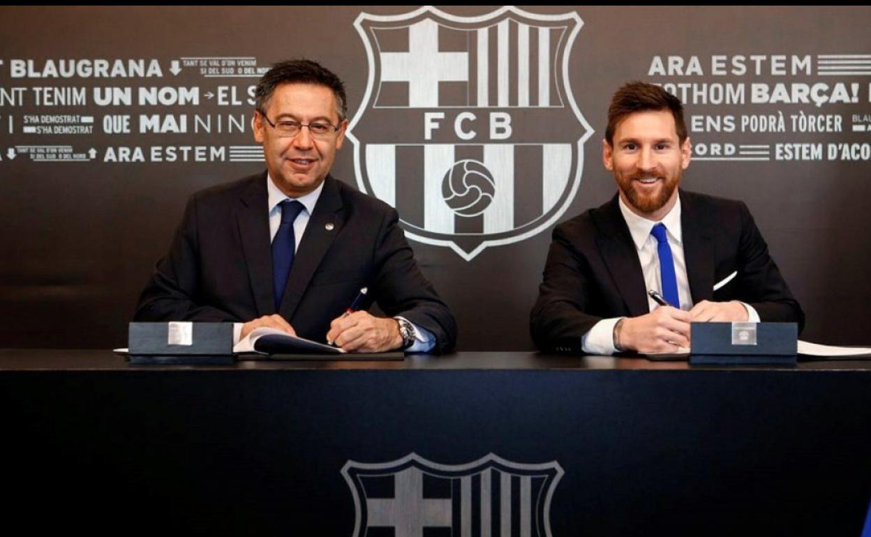 Josep Maria Bartomeu y Leo Messi, en el acto de la última renovación del astro argentino. 