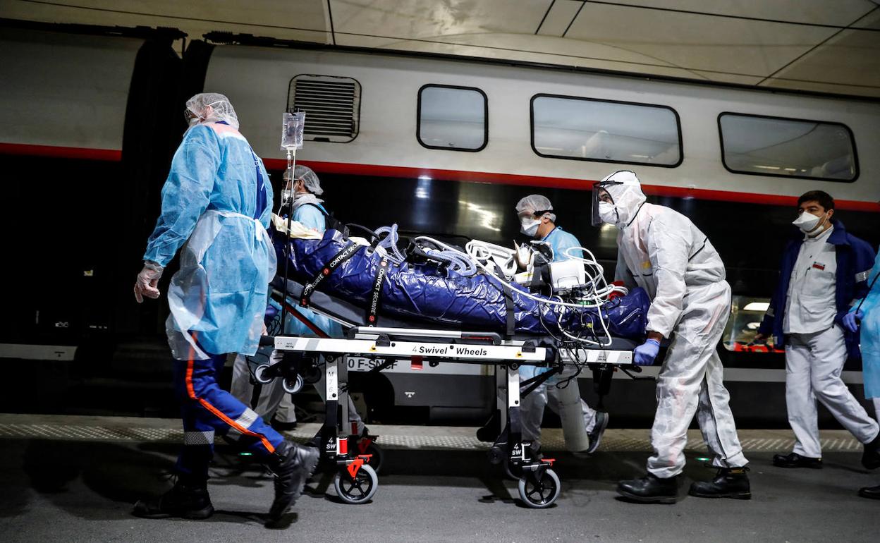 Traslado de un paciente en un tren de alta velocidad en París.