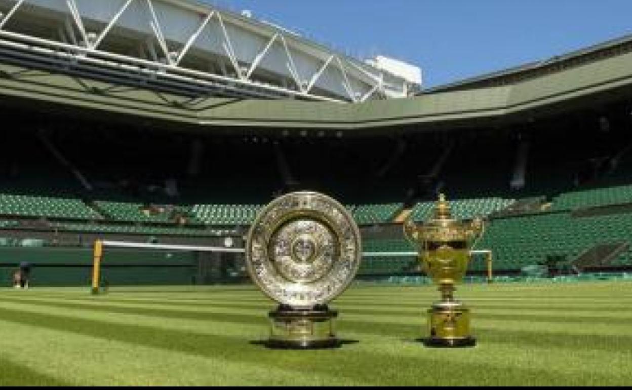 Los trofeos femenino y masculino de Wimbledon, sobre la pista central del All England Club. 