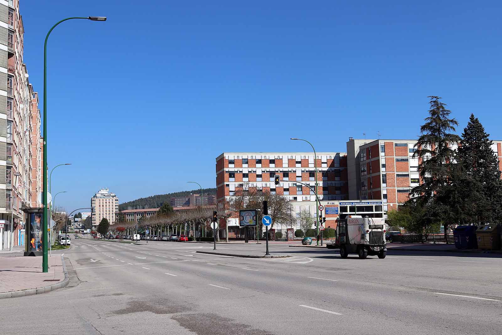 Fotos: Viernes de Dolores sin procesiones pero con colas en los supermercados