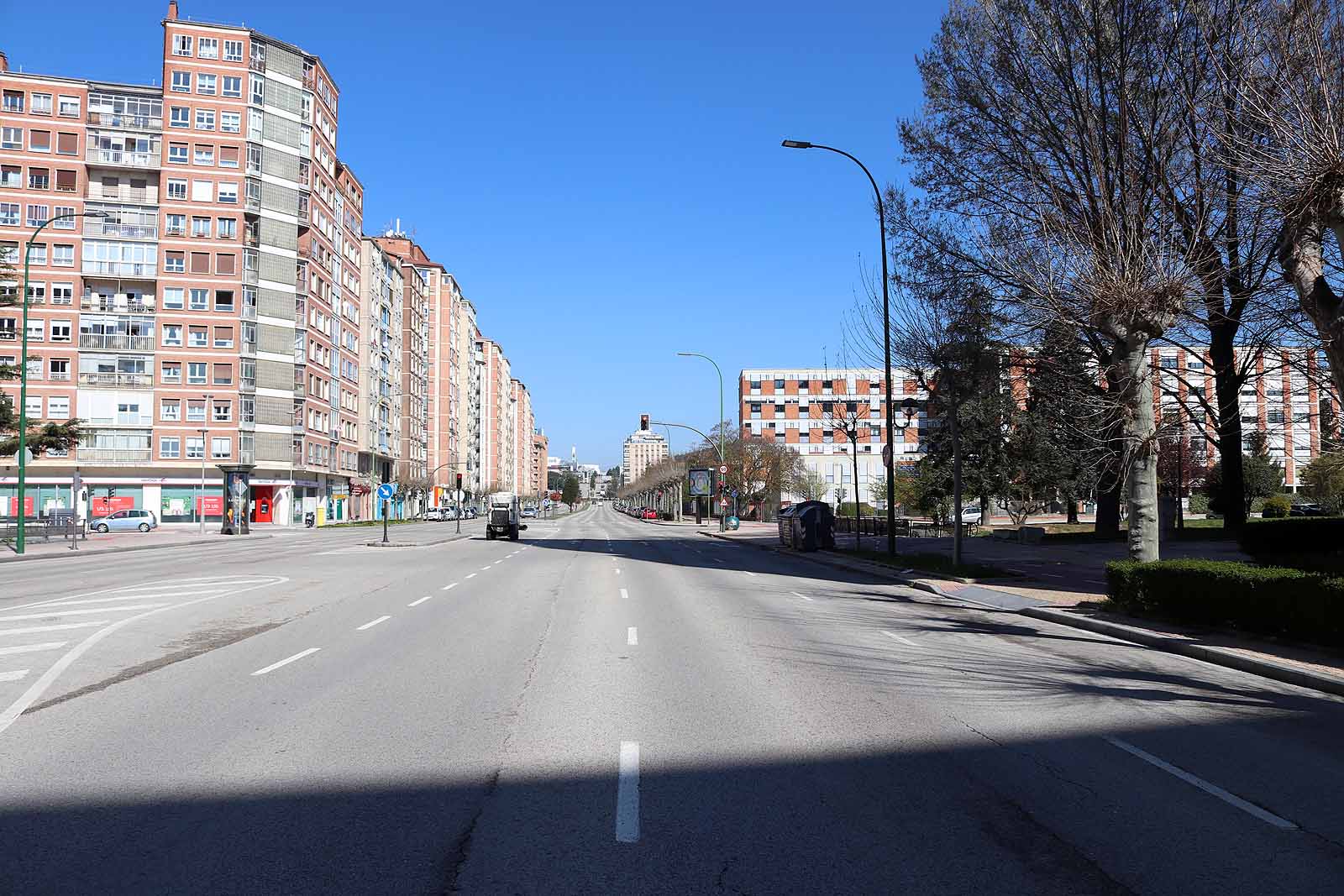 Fotos: Viernes de Dolores sin procesiones pero con colas en los supermercados