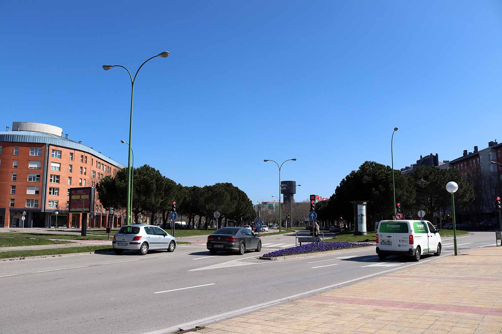 Fotos: Viernes de Dolores sin procesiones pero con colas en los supermercados