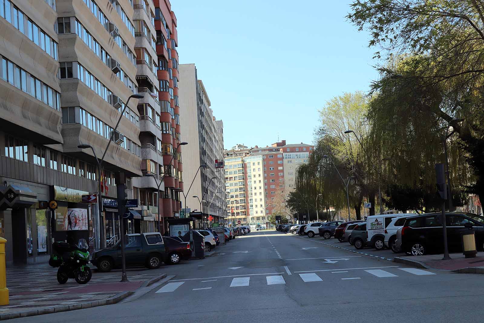 Fotos: Viernes de Dolores sin procesiones pero con colas en los supermercados