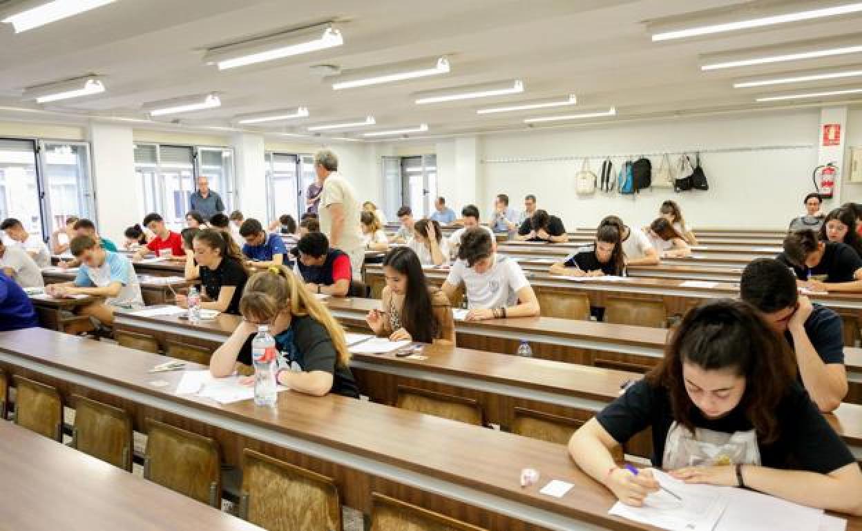 Alumnos realizando un examen de la EBAU. 