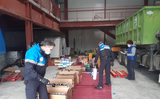 Bomberos voluntarios de Medina de Pomar reparten 980 kilos de comida para las familias necesitadas 