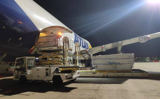 Avión con material adquirido por la Junta que aterrizó en España el viernes. 