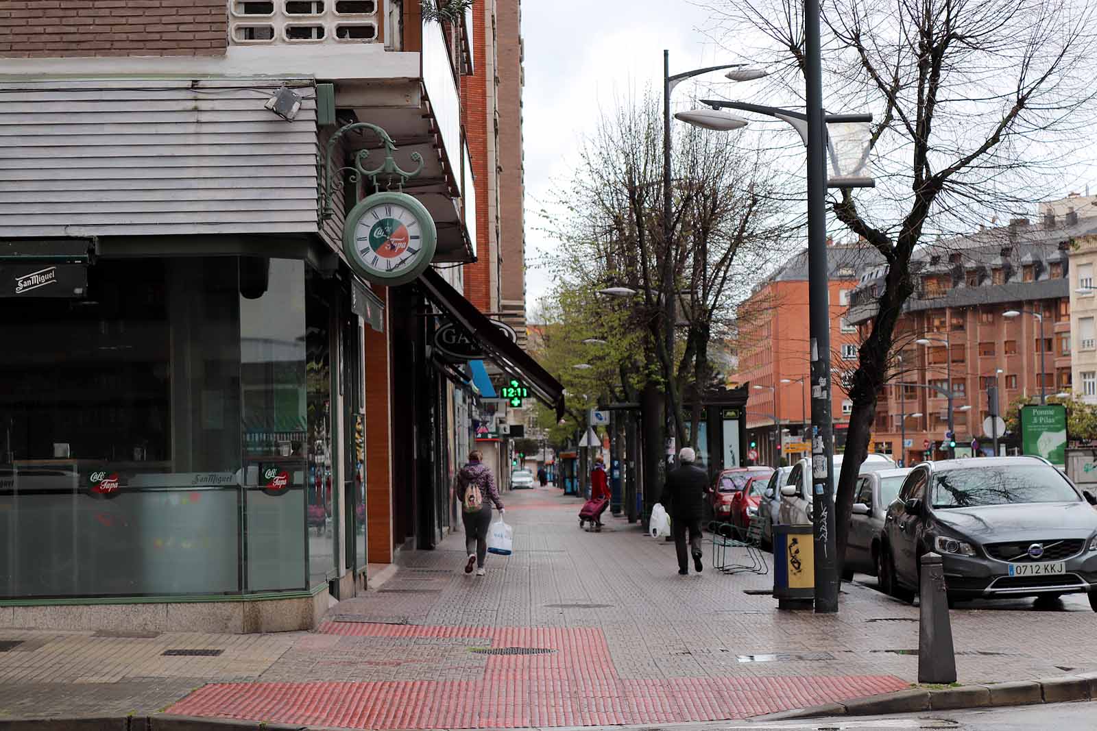 Una vecina consulta una esquela en la calle.