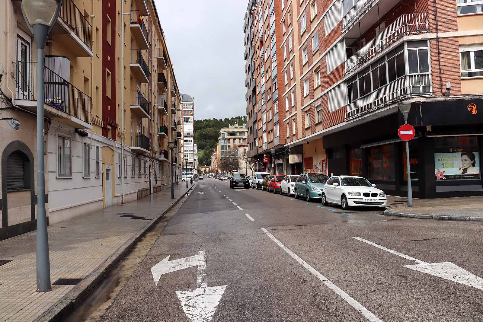 Una vecina consulta una esquela en la calle.