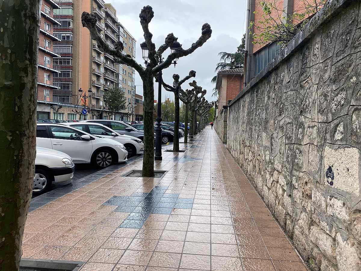 Una vecina consulta una esquela en la calle.