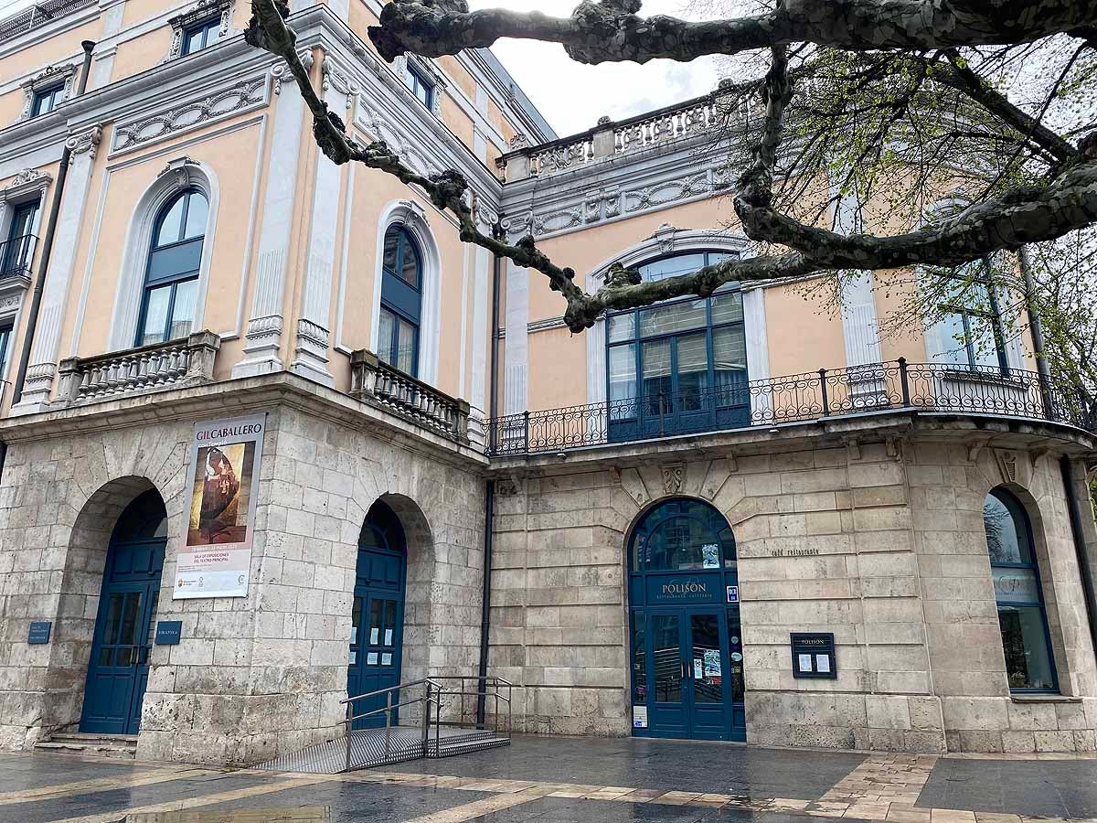 Una vecina consulta una esquela en la calle.