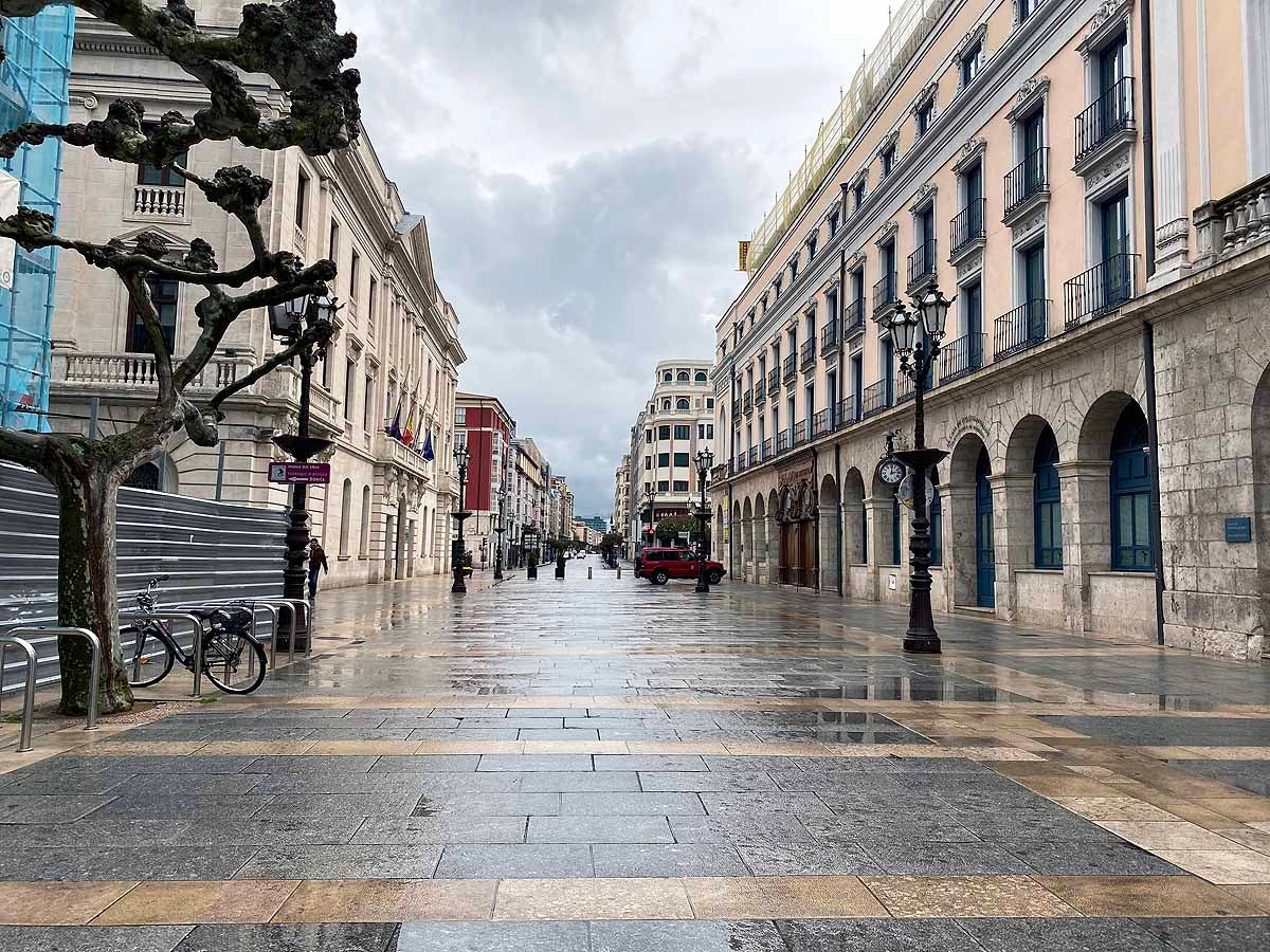 Una vecina consulta una esquela en la calle.