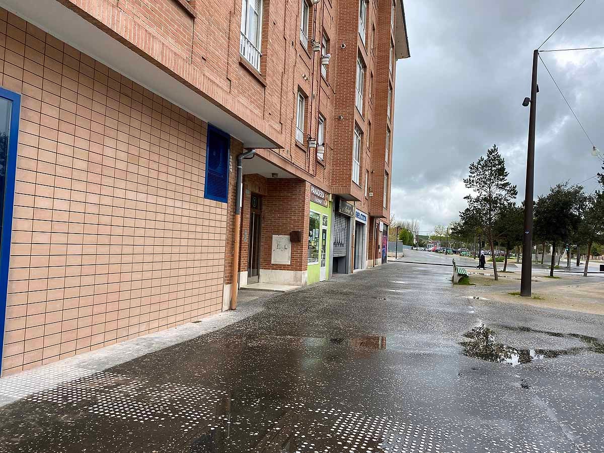 Una vecina consulta una esquela en la calle.