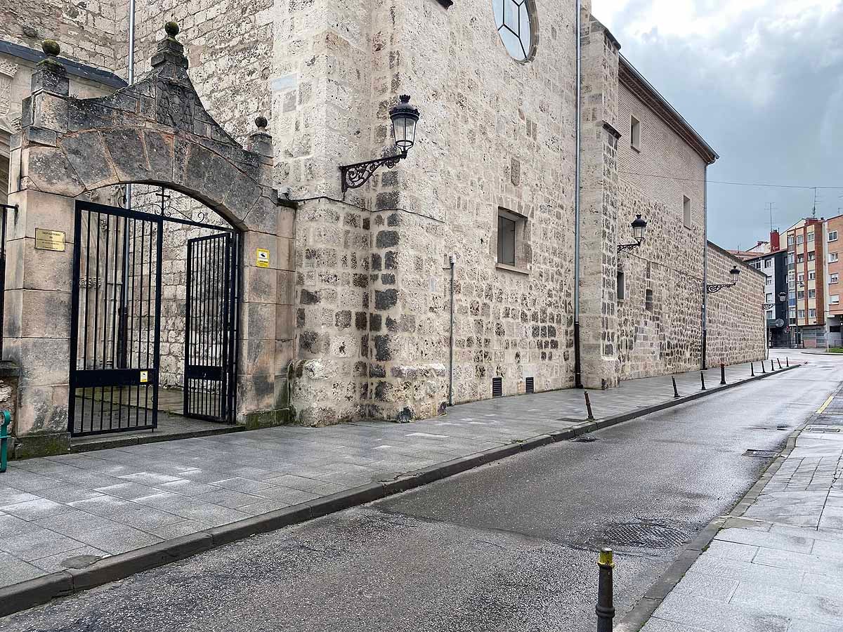 Una vecina consulta una esquela en la calle.