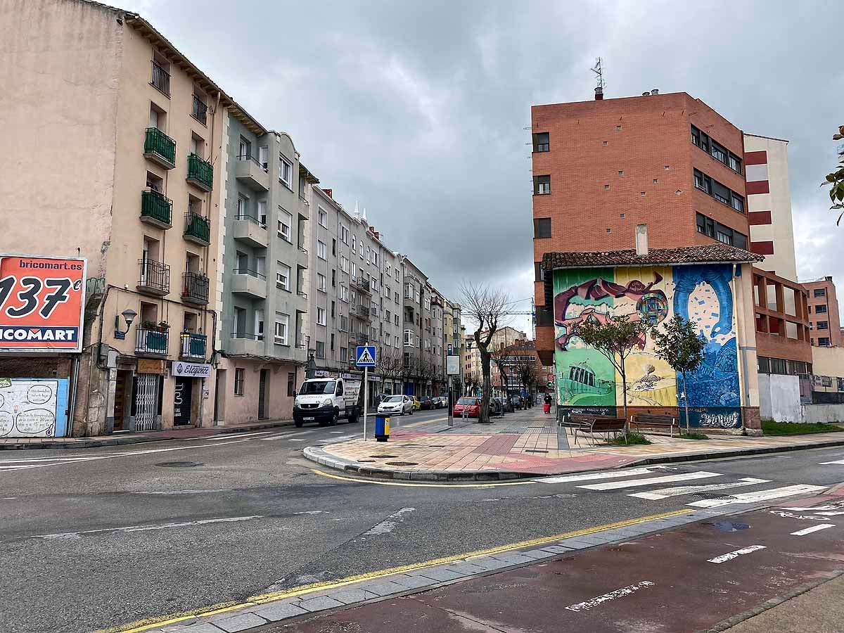 Una vecina consulta una esquela en la calle.