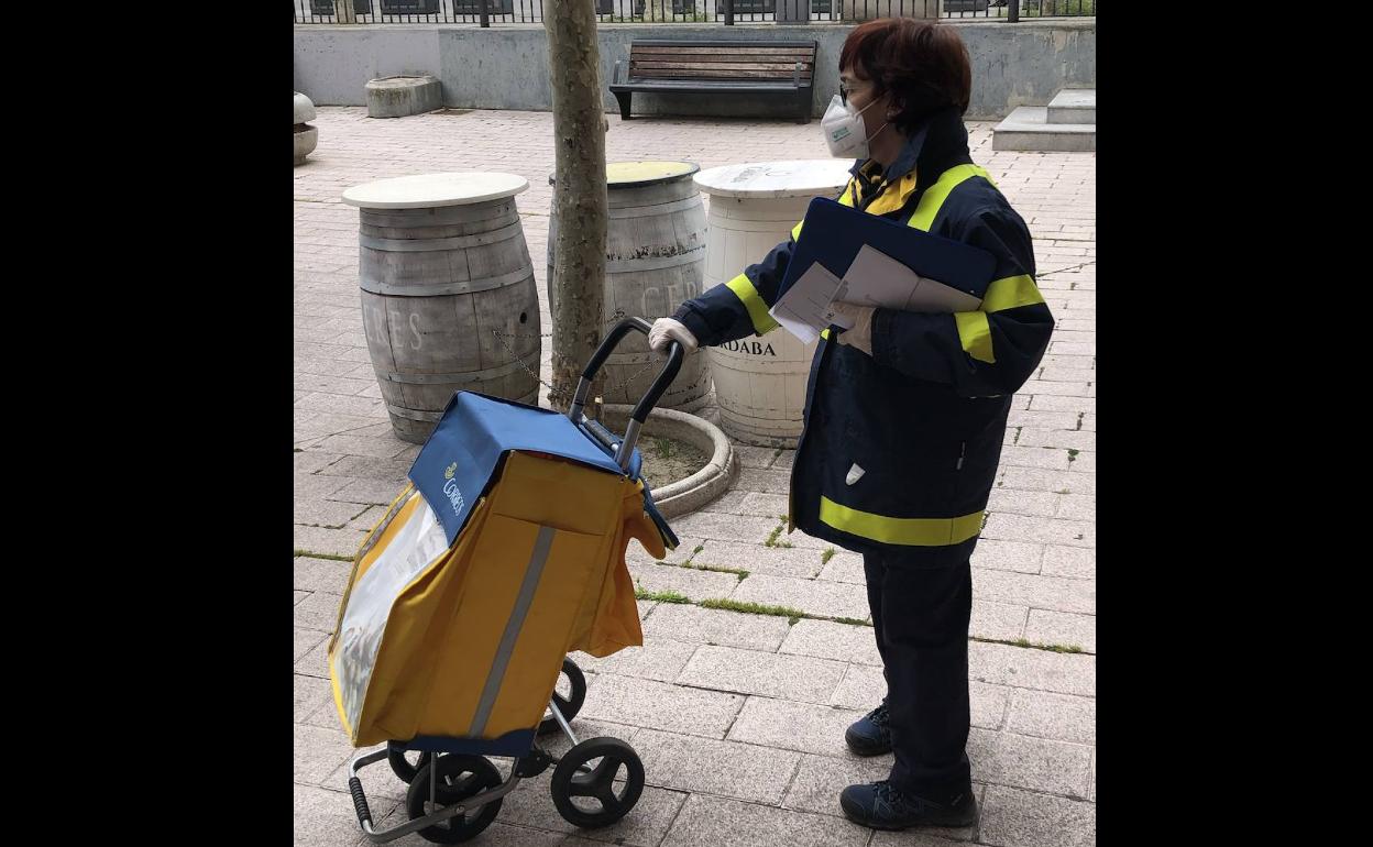 Los profesionales de Correos desempeñan un trabajo esencial durante el estado de alarma.