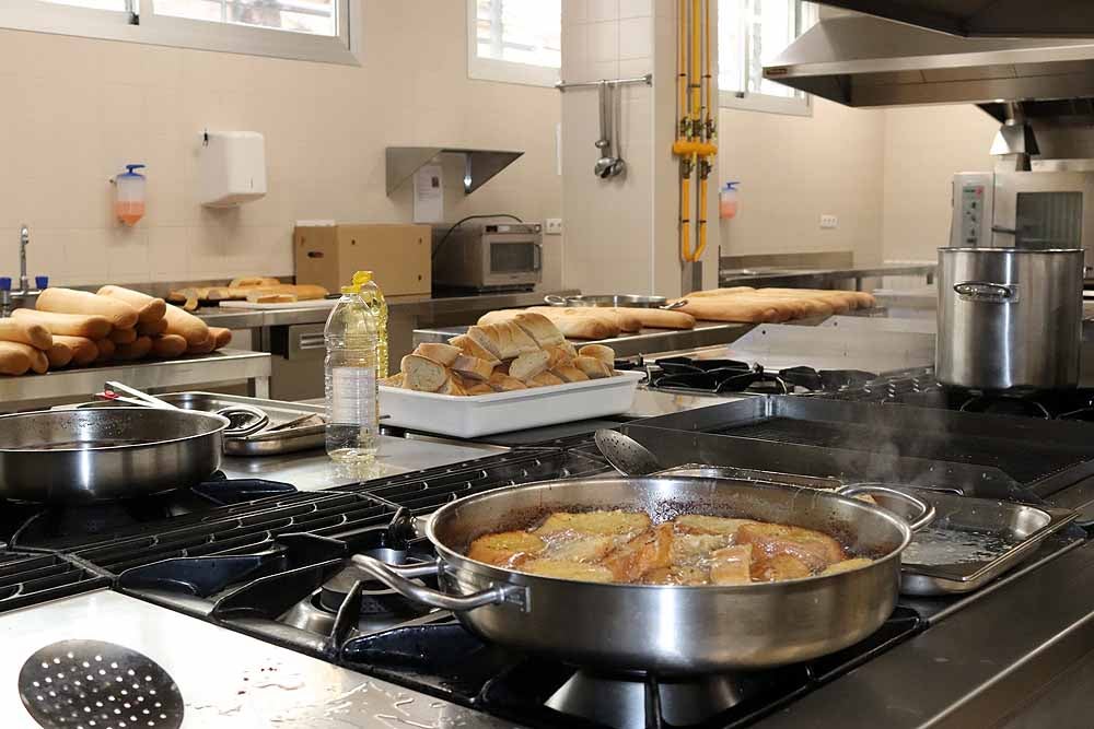 Fotos: Los cocineros de Burgos preparan torrijas para el personal del HUBU