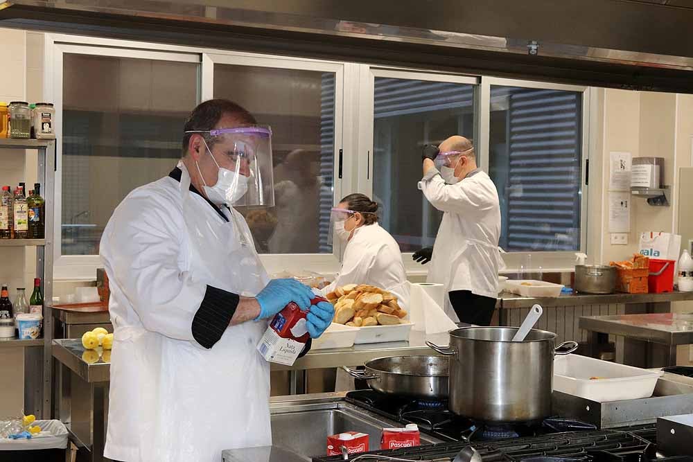 Fotos: Los cocineros de Burgos preparan torrijas para el personal del HUBU