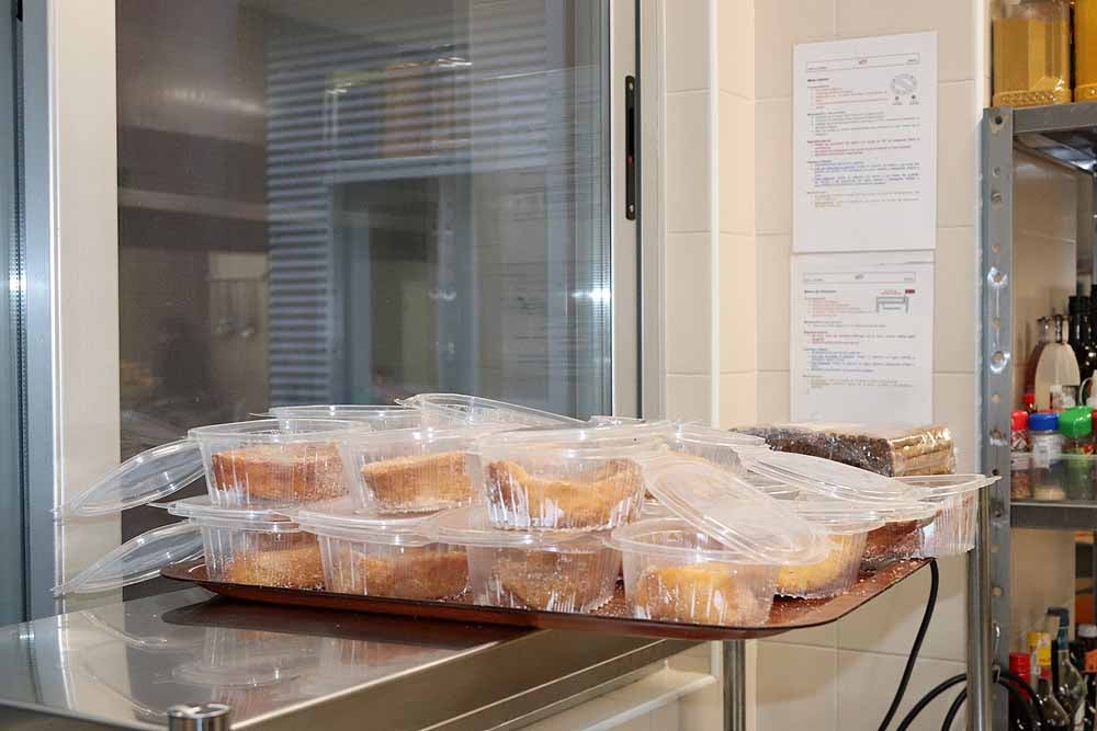 Fotos: Los cocineros de Burgos preparan torrijas para el personal del HUBU