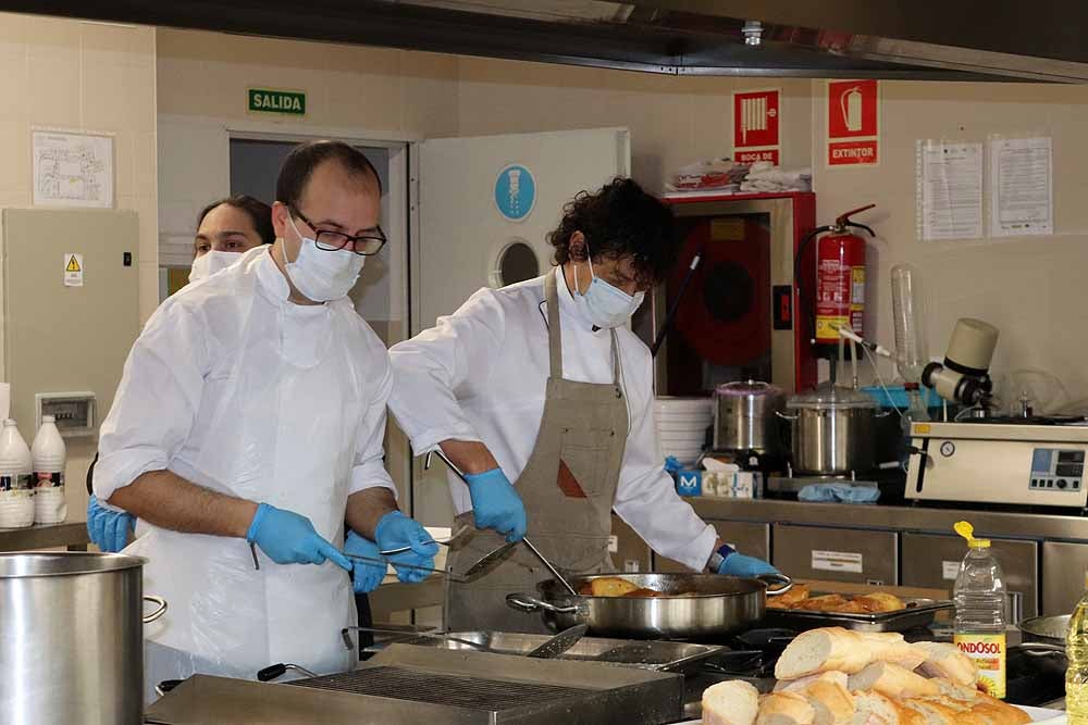 Fotos: Los cocineros de Burgos preparan torrijas para el personal del HUBU