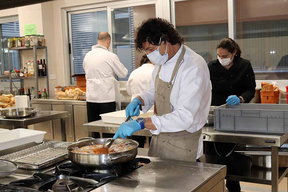 Fotos: Los cocineros de Burgos preparan torrijas para el personal del HUBU