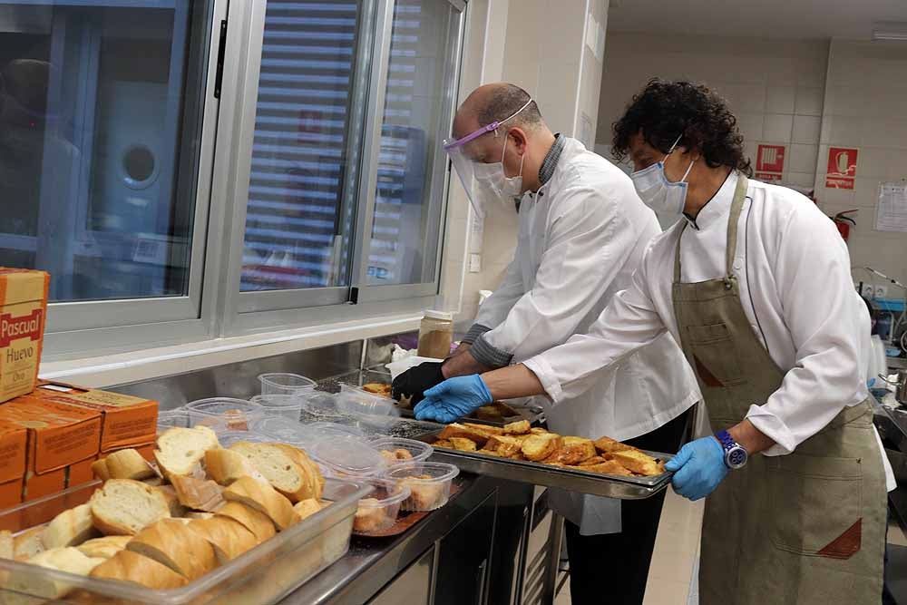 Fotos: Los cocineros de Burgos preparan torrijas para el personal del HUBU