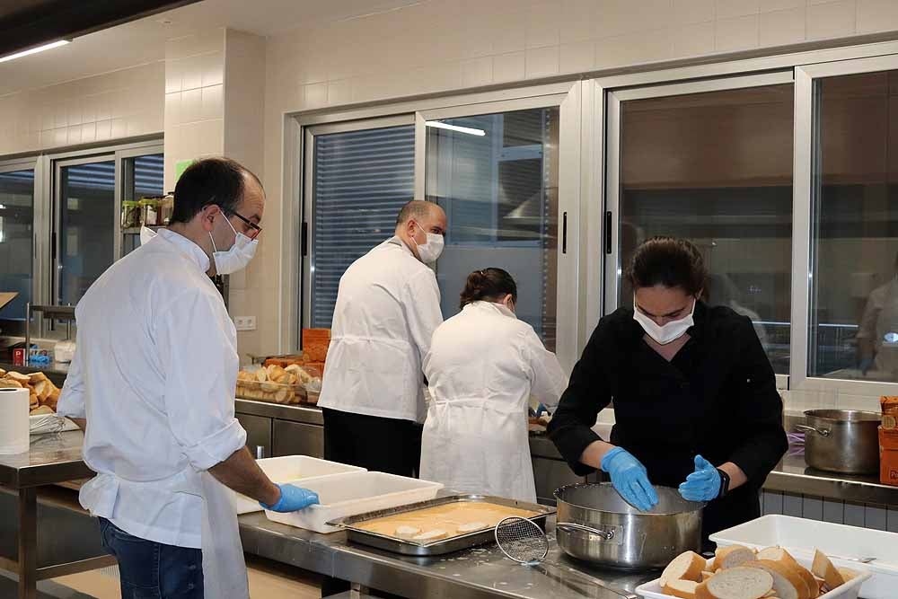 Fotos: Los cocineros de Burgos preparan torrijas para el personal del HUBU