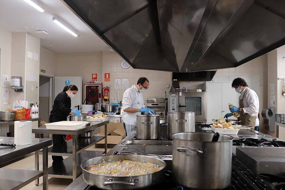 Fotos: Los cocineros de Burgos preparan torrijas para el personal del HUBU