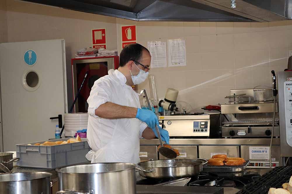 Fotos: Los cocineros de Burgos preparan torrijas para el personal del HUBU