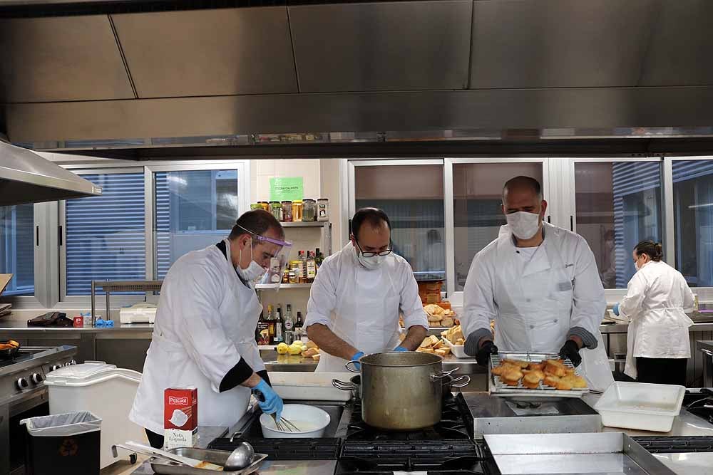 Fotos: Los cocineros de Burgos preparan torrijas para el personal del HUBU