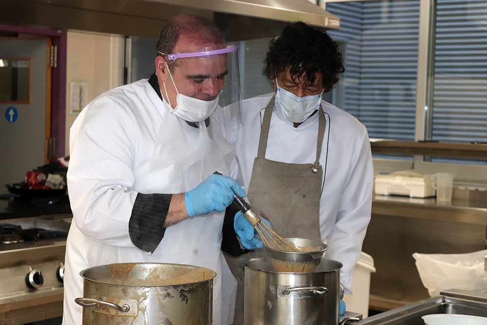 Fotos: Los cocineros de Burgos preparan torrijas para el personal del HUBU