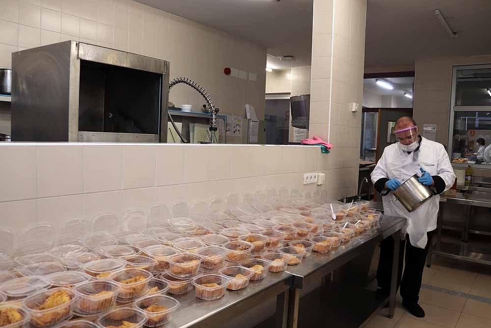 Fotos: Los cocineros de Burgos preparan torrijas para el personal del HUBU