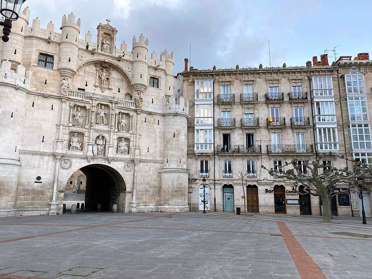 La Catedral, donde se hubiesen congregado este Viernes Santo cientos de personas, sobrecoge bajo la lluvia y la sombra del coronavirus.