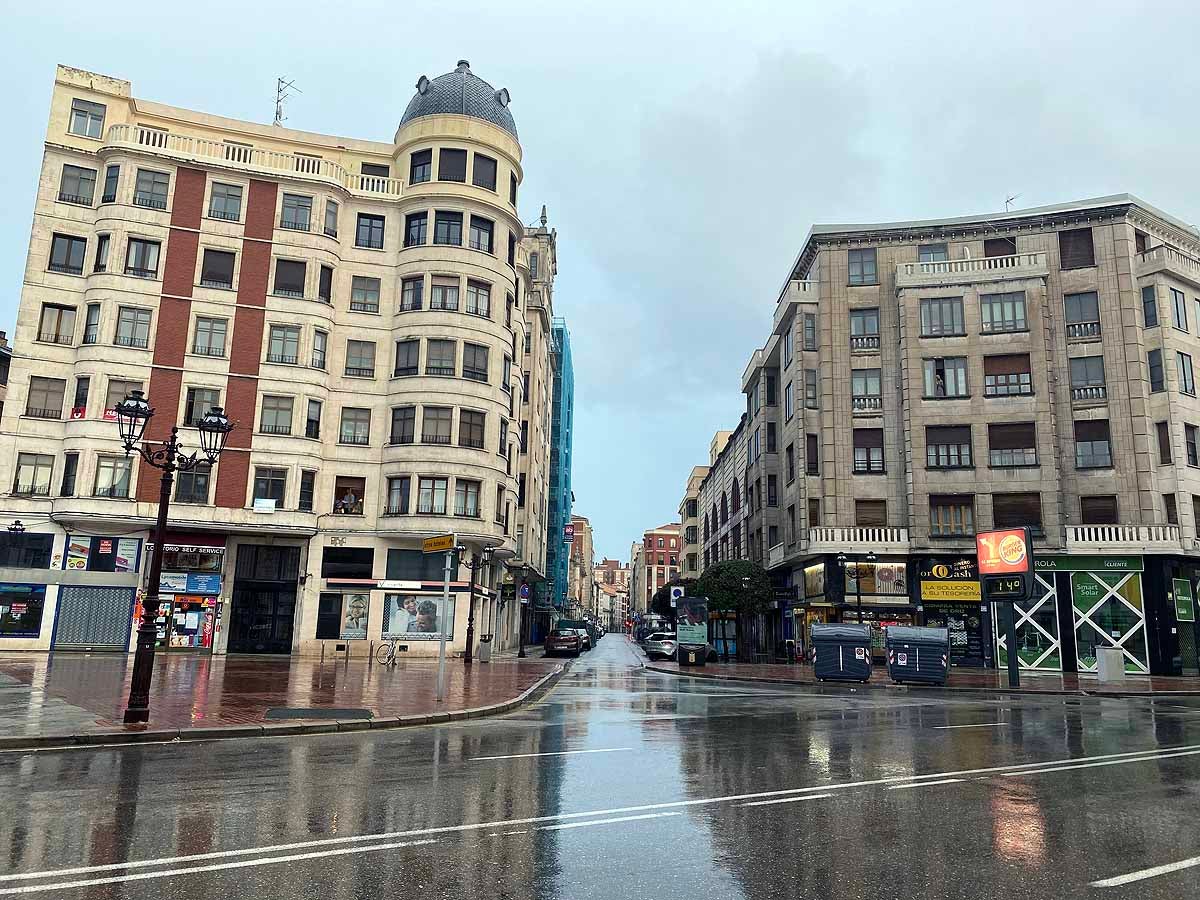 La Catedral, donde se hubiesen congregado este Viernes Santo cientos de personas, sobrecoge bajo la lluvia y la sombra del coronavirus.