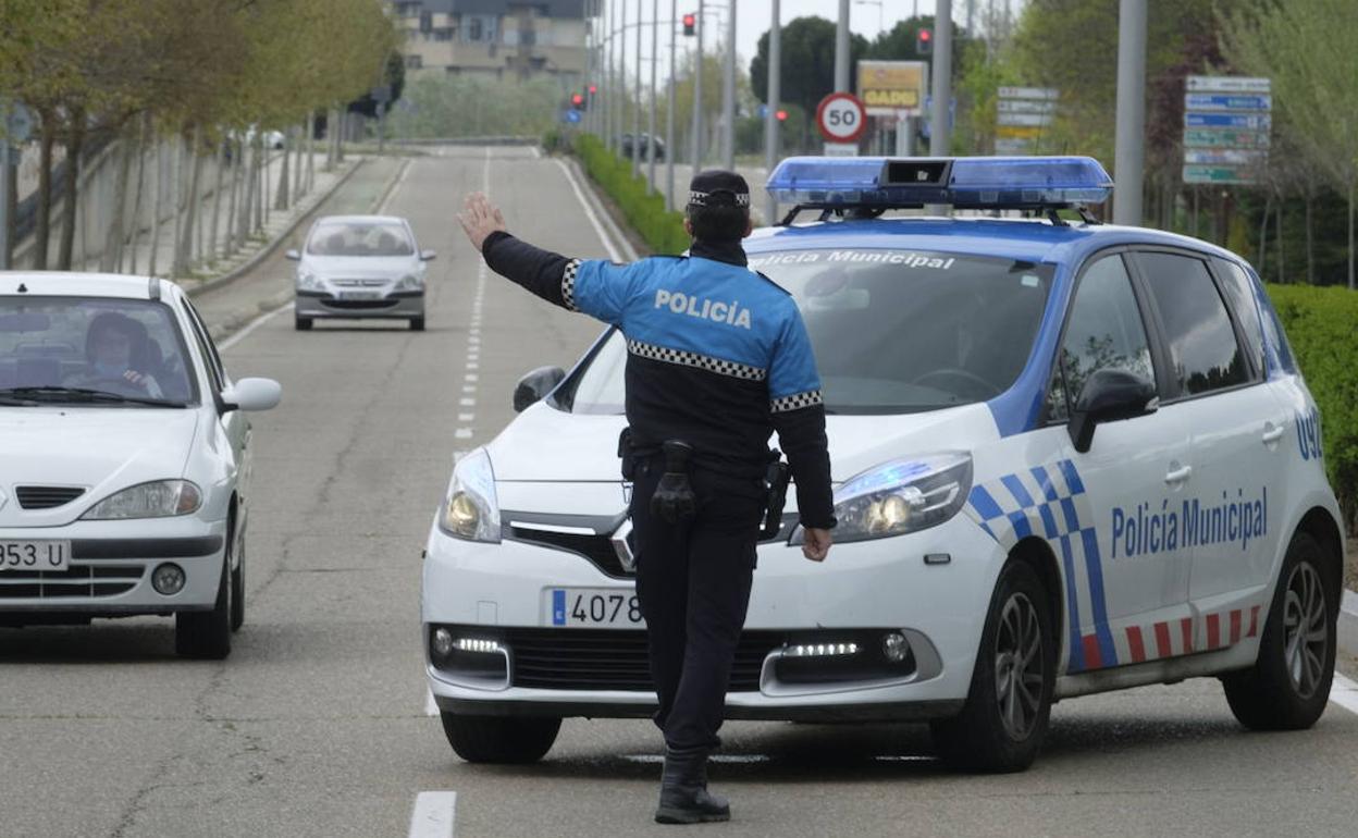 Un agente de la Policía Municipal da el alto a un vehículo en Valladolid capital.