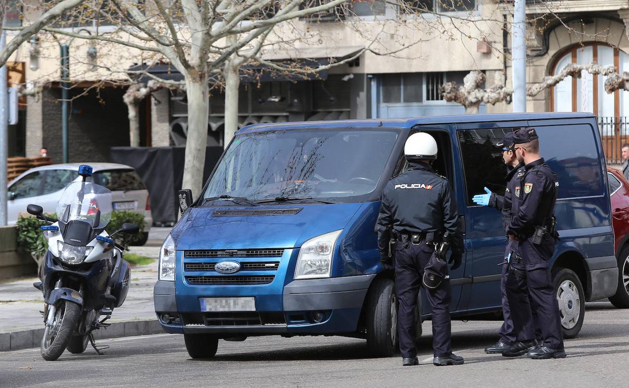 La Policía vela por el cumplimiento del decreo en Palencia. 