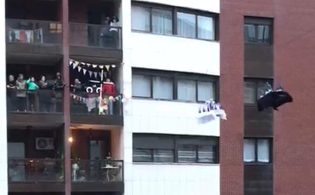 Procesión de El Encuentro por los aires entre los balcones del barrio G-3 de Burgos