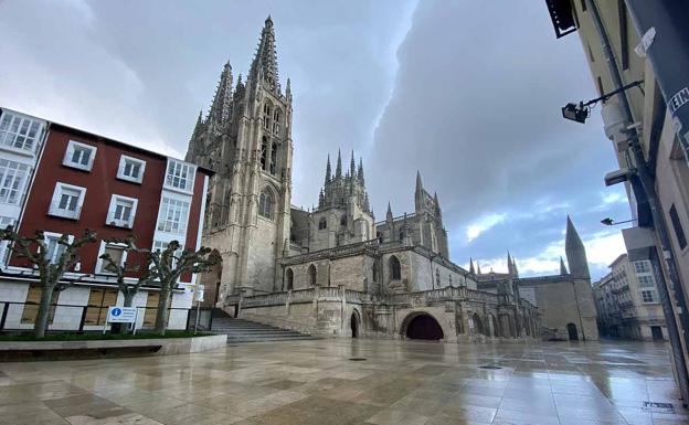 La intensa lluvia y la ausencia de gente, sustituyen a la procesión del Santo Entierro en Burgos