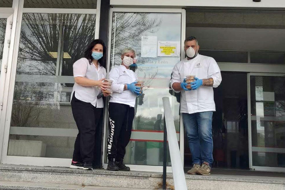 Fotos: Los cocineros de Burgos llevan torrijas a las residencias de mayores