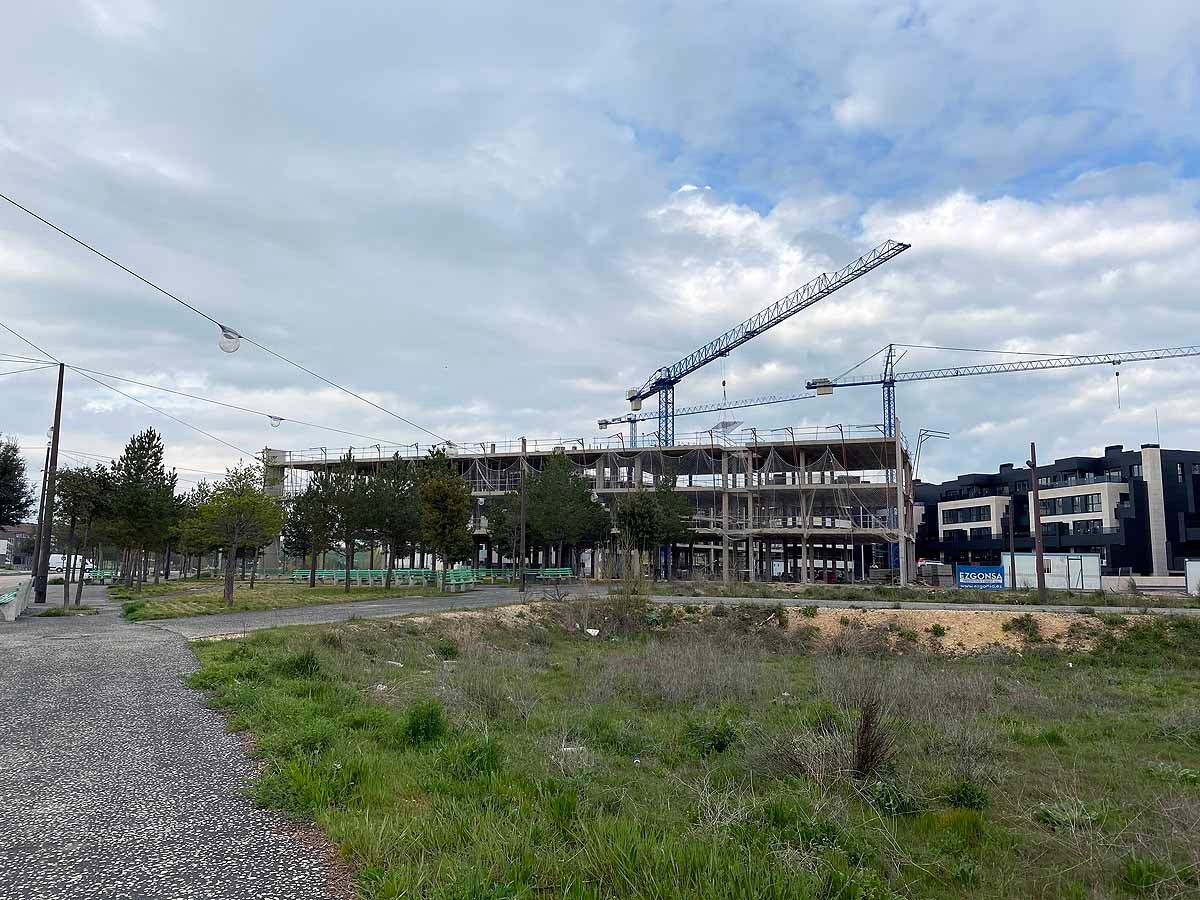 Este lunes se ha visto más peatones y más tráfico en la capital.