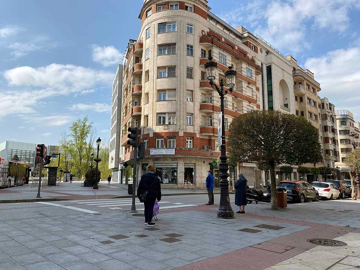 Este lunes se ha visto más peatones y más tráfico en la capital.