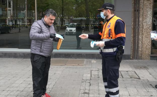 La Policía entrega mascarillas en los accesos a los polígonos industriales de Aranda