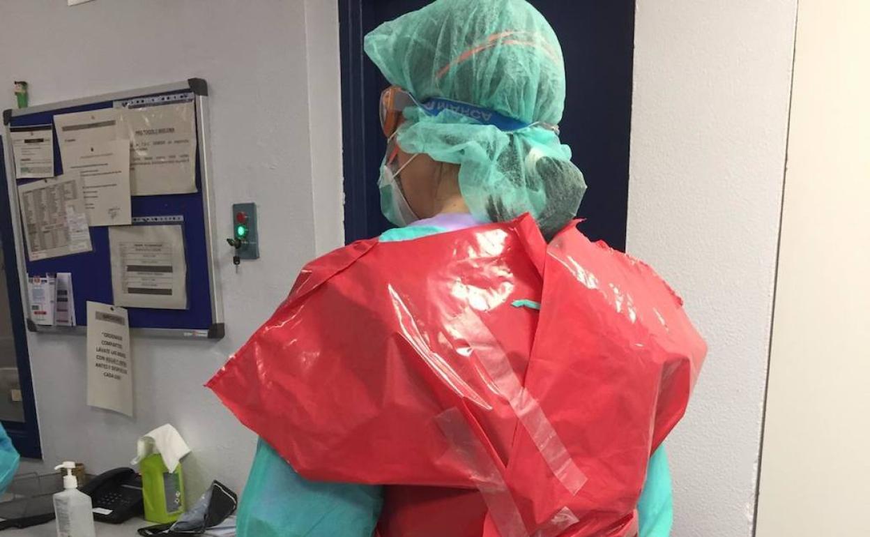 Enfermera protegida con plasticos en el hospital de Galdácano (Vizcaya).