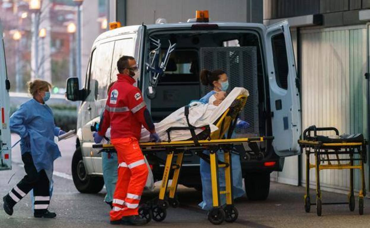 Imagen de la llegada de un paciente a Urgencias del HUBU.