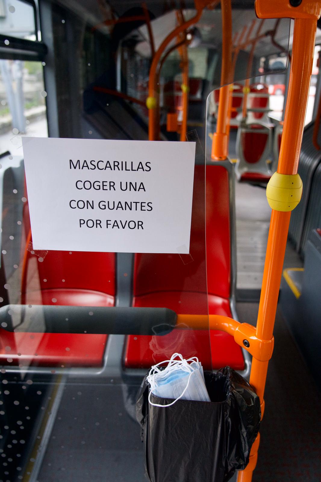 Fotos: Comienza el reparto de mascarillas en los autobuses urbanos